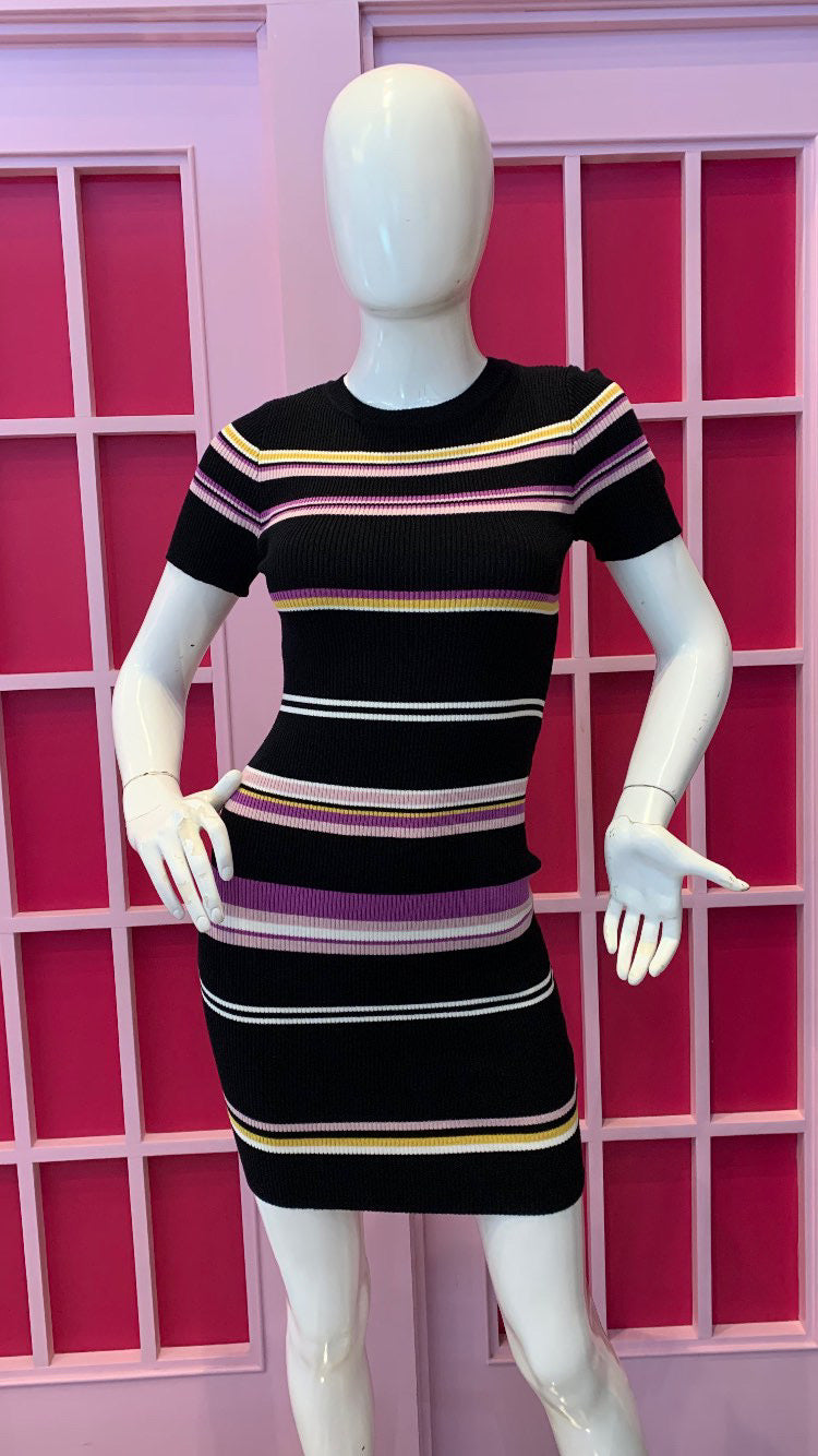 Vestido negro con rayas de colors